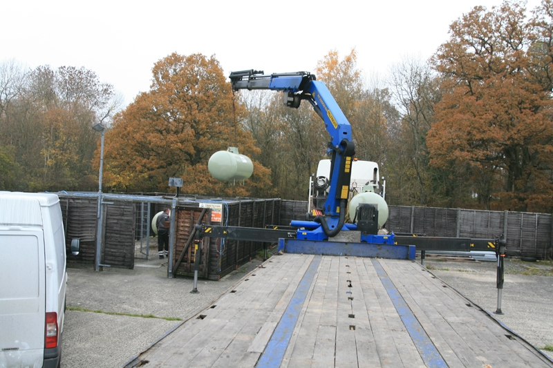 Lowering the new hot air balloon balloon bulk gas tank into position.